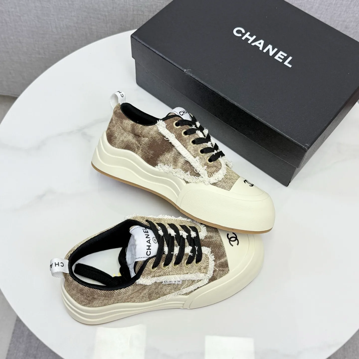 👟👟Ex-factory price 600👟👟Chanel Panda Shoes! 2025 counter's top casual sports shoes, this classic design; the upper is in the style of electric embroidery with various techniques; the outsole is fashionable and sporty; the unusual inclusion of a variety of color matching elements... The diversified mix and match is very good-looking and versatile, and can be used for leisure, fashion, sports, and outdoor... ꫛꫀꪝ Go➫ Materials: ❶Upper made of: original imported first-layer silk cowhide + original version waterproof cloth + original first-layer cowhide ❷Inner lining: Original Yangli+wang ❸ Outsole based on: Original TPU combination outsole Counter boutique packaging complete set for women 35–41